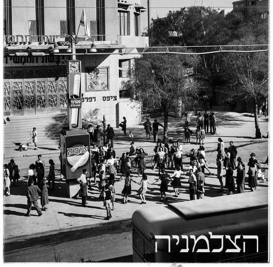 Celebrating the UN´s decision to establish a Jewish State in Palestine, Tel Aviv, 30.11.1947, NLI